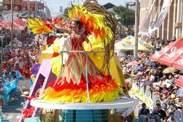 Donna con un colorato costume tradizionale durante il Carnevale di Barranquilla, in Colombia.